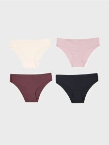 Bezszwowe prążkowane figi 4 pack - wielobarwny. Figi Sinsay, bez wzorów, prążkowane. Za 25,99 zł.
