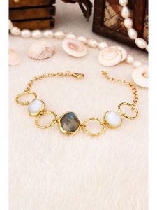 L'Atelier de Gaia Pozłacana bransoletka z tygrysim okiem rozmiar: onesize. Białe bransoletki L'Atelier de Gaia, pozłacane. Za 48,39 zł.