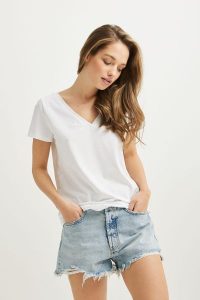 T-SHIRT KLARA BIAŁY M - Flawless. Białe t-shirty Flawless, m, bez wzorów, z bawełny, bez kołnierzyka, bez ramiączek. Za 189,00 zł.