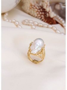 L'Atelier de Gaia Pozłacany pierścionek z perłą rozmiar: onesize. Białe pierścionki L'Atelier de Gaia, z perłą, pozłacane. Za 56,99 zł.