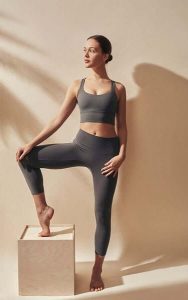 Legginsy do jogi Moonholi Yoggings 7/8. Szare legginsy MOONHOLI, bez wzorów, z elastanu, z podwyższonym stanem. Za 229,99 zł.
