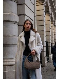 Maison héritage PARIS Skórzana torebka "Gisor Suede" w kolorze beżowym - 29 x 20 x 10 cm rozmiar: onesize. Brązowe torebki klasyczne Maison héritage PARIS, bez wzorów, z materiału, przez ramię, bez dodatków. Za 304,99 zł.