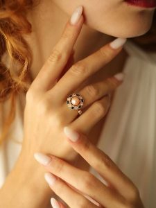 Pierres delicates Pozłacany pierścionek z perłą i cyrkoniami rozmiar: onesize. Niebieskie pierścionki Pierres delicates, z cyrkonią, pozłacane. Za 30,99 zł.