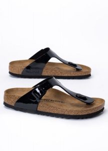 Japonki damskie czarne Birkenstock Gizeh BF Lakierowany. Czarne klapki Birkenstock, bez wzorów, z lakierowanej skóry, z otwartym noskiem, bez obcasa. Za 399,99 zł.