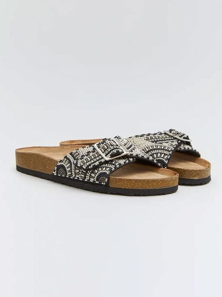 Belucci Klapki ze wzorem rozmiar: 39. Klapki Belucci, bez wzorów, z otwartym noskiem, bez obcasa. Za 87,61 zł.