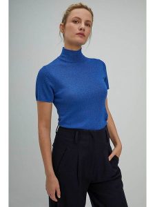 Josephine & Co Koszulka w kolorze niebieskim rozmiar: M. Niebieskie bluzki Josephine & Co, m, bez wzorów, bez kołnierzyka, bez ramiączek. Za 105,38 zł.