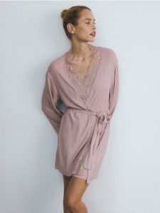 Prążkowany szlafrok z wiskozy - brudny róż. Czerwone szlafroki Reserved, l, bez wzorów, z dzianiny, bez kaptura. W wyprzedaży za 69,99 zł.