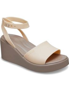 Crocs Sandały "Brooklyn" w kolorze beżowym na koturnie rozmiar: 41/42. Brązowe sandały Crocs, bez wzorów, z otwartym noskiem, bez obcasa, na koturnie, bez zapięcia. Za 118,56 zł.