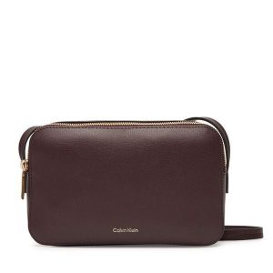 Torebka Calvin Klein. Czerwone listonoszki Calvin Klein, bez wzorów, bez dodatków. Za 269,99 zł.