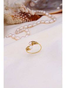 Pierres delicates Pozłacany pierścionek z perłami syntetycznymi rozmiar: onesize. Żółte pierścionki Pierres delicates, pozłacane. Za 74,11 zł.