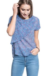 KOSZULKA DAMSKA MUSTANG ELSA AOP BLOUSE 1009454 11756. Bluzki Mustang, s, bez wzorów, bez kołnierzyka, bez ramiączek. W wyprzedaży za 39,99 zł.