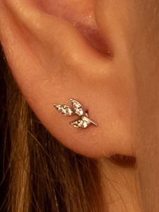 OR ÉCLAT Złote kolczyki-wkrętki "three petals" z cyrkoniami rozmiar: onesize. Szare kolczyki OR ÉCLAT, z cyrkonią, złote. Za 347,99 zł.