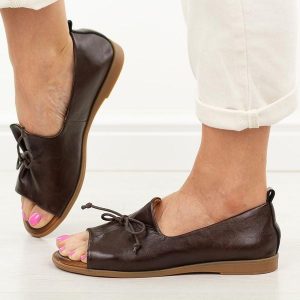 Brązowe skórzane płaskie sandały damskie Cambell 19388. Brązowe sandały Cambell, bez wzorów, z jeansu, bez obcasa, na płaskiej podeszwie, bez zapięcia. Za 219,00 zł.