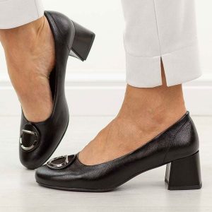 Czarne czółenka damskie na obcasie Jezzi asa281-4. Czarne czółenka Jezzi, z aplikacjami, z materiału, z okrągłym noskiem, bez obcasa, na obcasie, bez zapięcia. Za 189,00 zł.