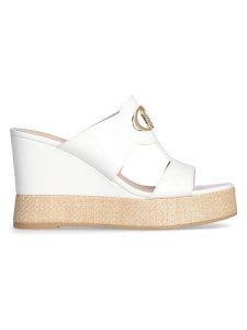 Liu Jo Skórzane klapki w kolorze białym na koturnie rozmiar: 38. Białe klapki Liu Jo, bez wzorów, z otwartym noskiem, bez obcasa, na koturnie. Za 276,05 zł.