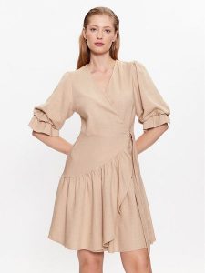 YAS Sukienka codzienna 26029985 Brązowy Regular Fit. Brązowe kombinezony YAS, xs, bez wzorów, z wiskozy, bez kołnierzyka, bez ramiączek. Za 469,99 zł.