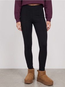 Legginsy z domieszką wiskozy - czarny. Czarne legginsy Sinsay, bez wzorów, z wiskozy. Za 39,99 zł.