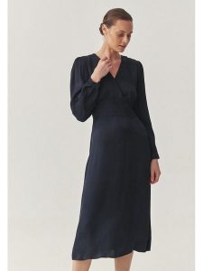 TATUUM Sukienka w kolorze granatowym rozmiar: 38. Niebieskie sukienki Tatuum, bez wzorów, z wiskozy, bez kołnierzyka, bez ramiączek, midi. Za 222,41 zł.