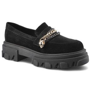 Półbuty damskie Carinii, Wykonane z miękkiego materiału zamszowego z gładką cholewką klasycznym wycięciem ozdobnym łańcuszkiem z metalowym detalem or. Czarne półbuty Carinii, bez wzorów, ze skóry, bez obcasa, na obcasie, bez zapięcia. Za 339,99 zł.