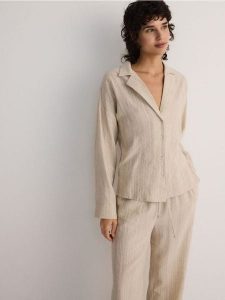 Koszula oversize z lnem oraz wiskozą - beżowy. Brązowe koszule Reserved, l, bez wzorów, z tkaniny, bez kołnierzyka, bez ramiączek. W wyprzedaży za 55,99 zł.