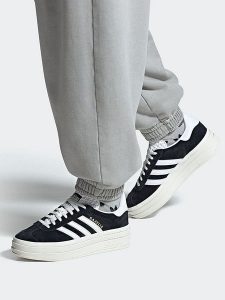 Adidas Skórzane sneakersy "Gazelle Bold" w kolorze czarnym rozmiar: 40. Czarne trampki ADIDAS, bez wzorów, bez zapięcia. Za 383,80 zł.