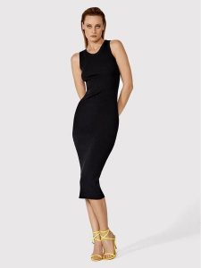Simple Sukienka letnia SUD011 Czarny Slim Fit. Czarne kombinezony Simple, na lato, l, bez wzorów, z syntetyku, bez kołnierzyka, bez ramiączek. Za 399,99 zł.