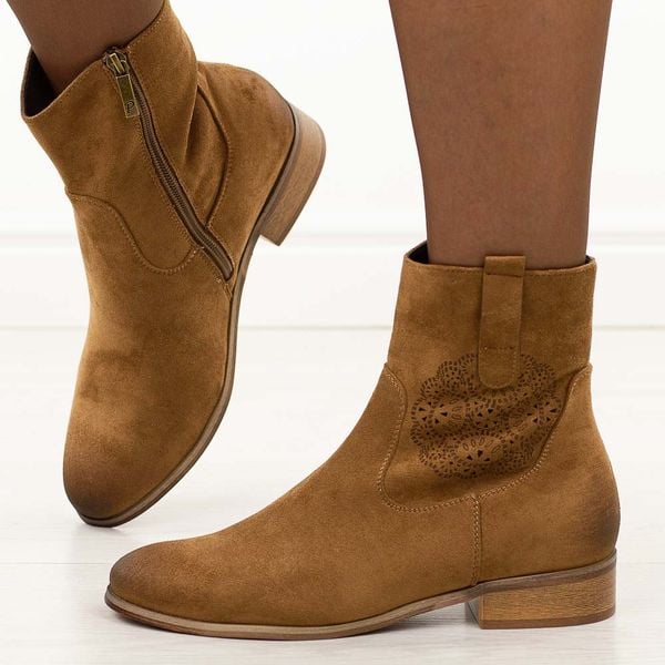 Brązowe zamszowe botki damskie Potocki 12745. Brązowe botki POTOCKI, na jesień, bez wzorów, z dzianiny, z okrągłym noskiem, bez obcasa, na płaskiej podeszwie, bez zapięcia. Za 219,00 zł.