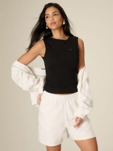 4F Top slim z prążkowanej dzianiny damski - czarny M. Czarne topy 4f, m, bez wzorów, z bawełny, bez kołnierzyka, bez ramiączek. Za 59,99 zł.