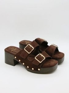 Bellucci Klapki w kolorze brązowym rozmiar: 39. Brązowe klapki Bellucci, bez wzorów, z otwartym noskiem, bez obcasa. Za 121,99 zł.