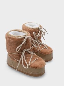 Trendyol Kozaki zimowe w kolorze jasnobrązowym rozmiar: 37. Brązowe kozaki Trendyol, na zimę, bez wzorów, bez obcasa, bez zapięcia. Za 326,99 zł.