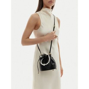 Torebka GINO ROSSI. Czarne torebki klasyczne Gino Rossi, bez wzorów, bez dodatków. Za 299,99 zł.