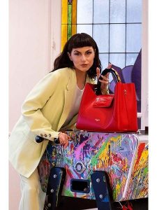 Victor & Hugo Paris Skórzana torebka "Ana" w kolorze czerwonym - 35 x 27 x 13,5 cm rozmiar: onesize. Czerwone torebki klasyczne Victor & Hugo Paris, bez wzorów, z materiału, na ramię, bez dodatków. Za 448,99 zł.