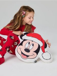 Poduszka w kształcie głowy Mickey Mouse z czapką Świętego Mikołaja - biały. Białe czapki Sinsay, bez wzorów, wizytowe. Za 35,99 zł.