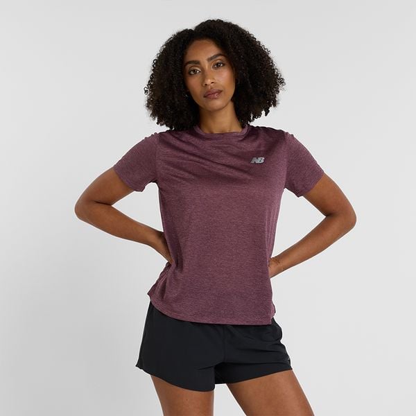 Koszulka damska New Balance WT41253FPH – fioletowa. Fioletowe bluzki New Balance, s, bez wzorów, z materiału, sportowe, bez kołnierzyka, bez ramiączek. Za 139,99 zł.