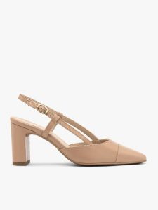 Beżowe czółenka typu slingback. Brązowe czółenka Brawo sp. z o.o., bez wzorów, ze skóry, z okrągłym noskiem, bez obcasa, na słupku, bez zapięcia. Za 379,99 zł.