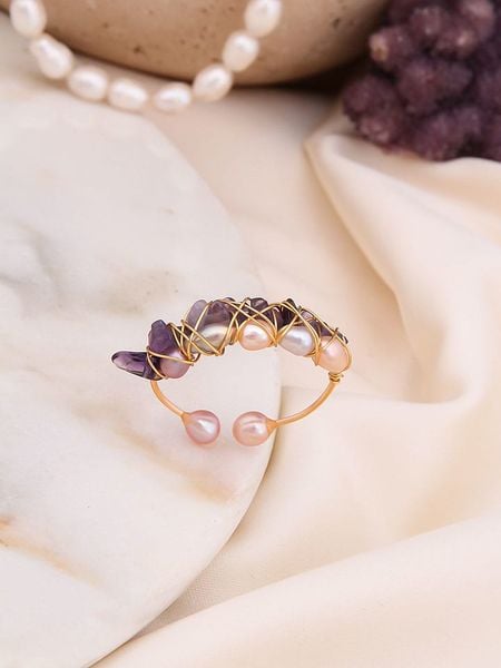 Pierres de Jade Pozłacany pierścionek z perłami i ametystami rozmiar: onesize. Białe pierścionki Pierres de Jade, z ametystem, pozłacane. Za 57,06 zł.