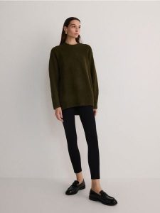 Legginsy z wiskozą - czarny. Czarne legginsy Reserved, bez wzorów, z dzianiny. W wyprzedaży za 39,99 zł.