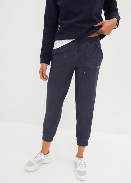 Spodnie dresowe 7/8 o wyglądzie jeansów. Niebieskie jeansy bonprix, bez wzorów, z bawełny. Za 124,99 zł.