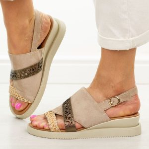 Beżowe zamszowe sandały damskie na koturnie Jezzi 2267-13. Brązowe sandały Jezzi, bez wzorów, z zamszu, bez obcasa, na koturnie, bez zapięcia. Za 189,00 zł.