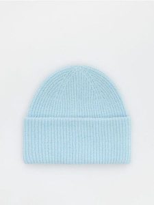 Czapka beanie - jasnoniebieski. Niebieskie czapki Reserved, bez wzorów. W wyprzedaży za 32,99 zł.