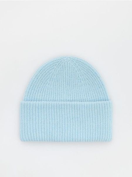 Czapka beanie - jasnoniebieski. Niebieskie czapki Reserved, bez wzorów. W wyprzedaży za 32,99 zł.