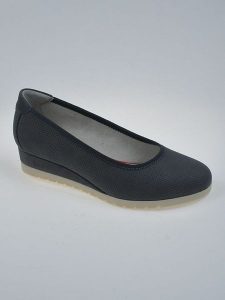 S.Oliver Czółenka w kolorze granatowym na koturnie rozmiar: 36. Niebieskie czółenka s.Oliver, bez wzorów, bez obcasa, na koturnie, bez zapięcia. Za 136,13 zł.