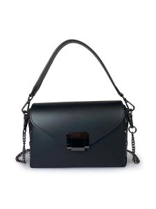 ORE10 Skórzana torebka "TR" w kolorze czarnym - 24 x 14 x 7 cm rozmiar: onesize. Czarne torebki klasyczne ORE10, bez wzorów, z materiału, przez ramię, bez dodatków. Za 295,99 zł.