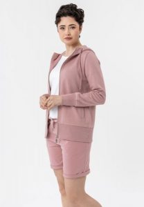 Szorty dresowe M-HOLY. Czerwone szorty Volcano, bez wzorów, z bawełny, klasyczne. Za 89,99 zł.