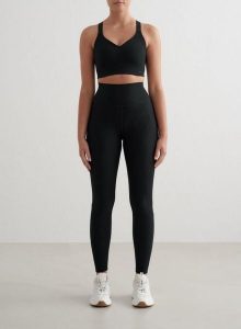 Damskie legginsy prążkowane, wysoki stan, boczna kieszeń Performance czarne. Czarne legginsy AIM'N, bez wzorów, z elastanu, z podwyższonym stanem. Za 297,00 zł.