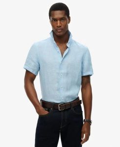 Superdry Koszula Vacation Linen krótki rękaw 100% len Sea Blue Chambray. Niebieskie koszule Superdry, s, bez wzorów, ze lnu, bez kołnierzyka, bez ramiączek. Za 322,70 zł.