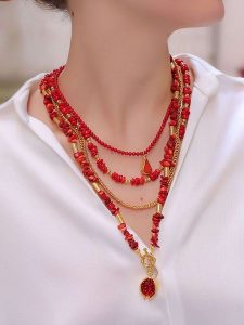 L'Atelier de Gaia Pozłacany naszyjnik z elementami ozdobnymi - dł. 55 cm rozmiar: onesize. Czerwone naszyjniki L'Atelier de Gaia, z koralem, pozłacane. Za 117,99 zł.