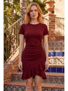 SOULSHAE Sukienka w kolorze czerwonym rozmiar: L/XL. Czerwone sukienki SOULSHAE, l, bez wzorów, bez kołnierzyka, bez ramiączek, mini. Za 109,95 zł.
