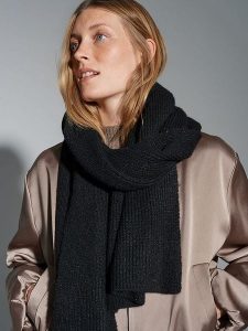 OPUS Szal w kolorze czarnym rozmiar: onesize. Czarne szaliki Opus, bez wzorów, z materiału. Za 140,86 zł.