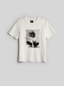 4F T-shirt relaxed z nadrukiem damski - kremowy XS. Białe t-shirty 4f, m, bez wzorów, z bawełny, bez kołnierzyka, bez ramiączek. Za 79,99 zł.